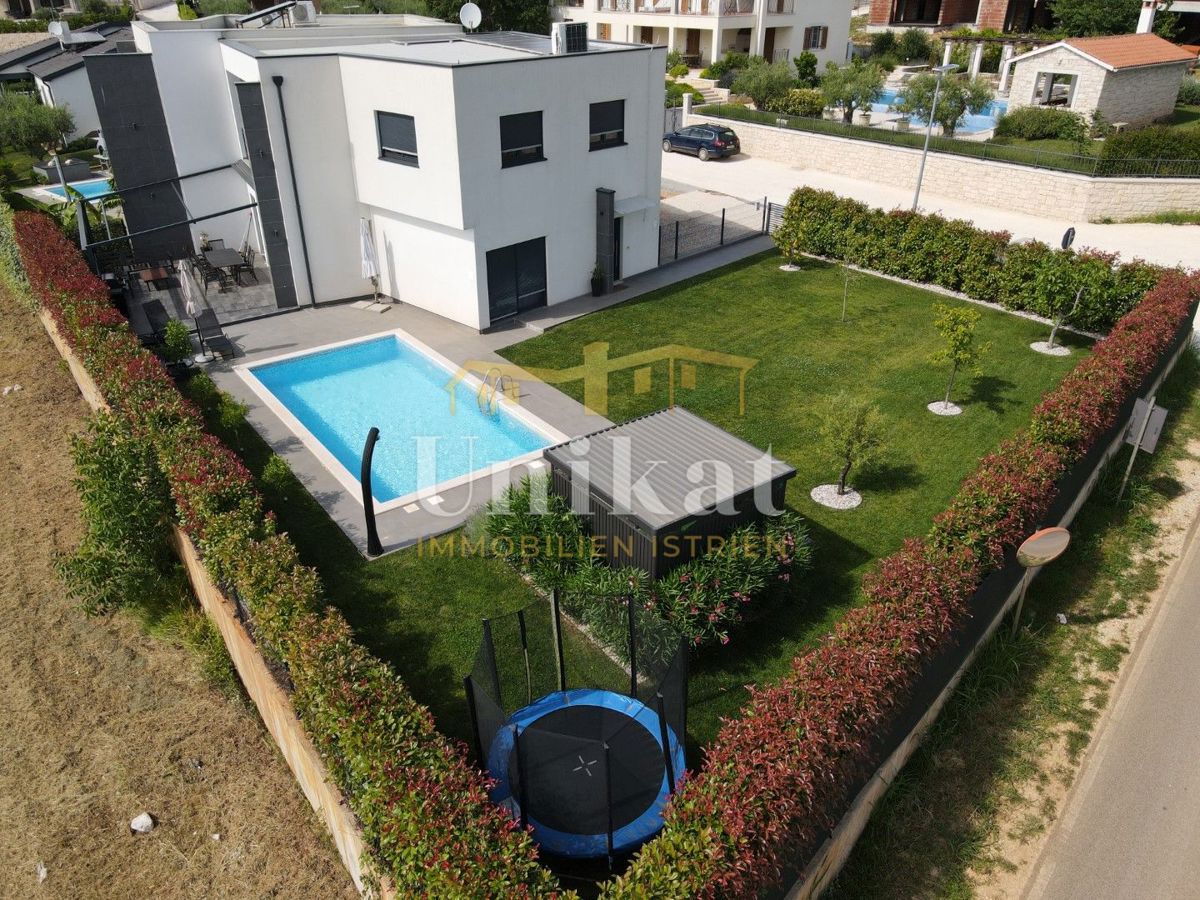 Moderna doppia villetta con piscina e vista mare